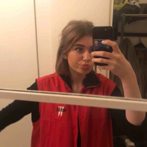  - Riktigt snygg väst som jag köpte second hand, kommer tyvärr aldrig till användning. Köpare står för frakt som blir ca 40 kr