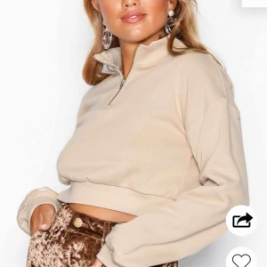 Nelly - Snygg  beigh tröja med dragkedja, väldigt bra skick, är som s men är xs jag är s och den passar mig