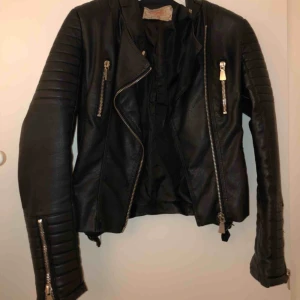  - Skinnjacka i storlek 40 från Chelsea. Använd några månader, men i väldigt gott skick. Fuskskinn.  