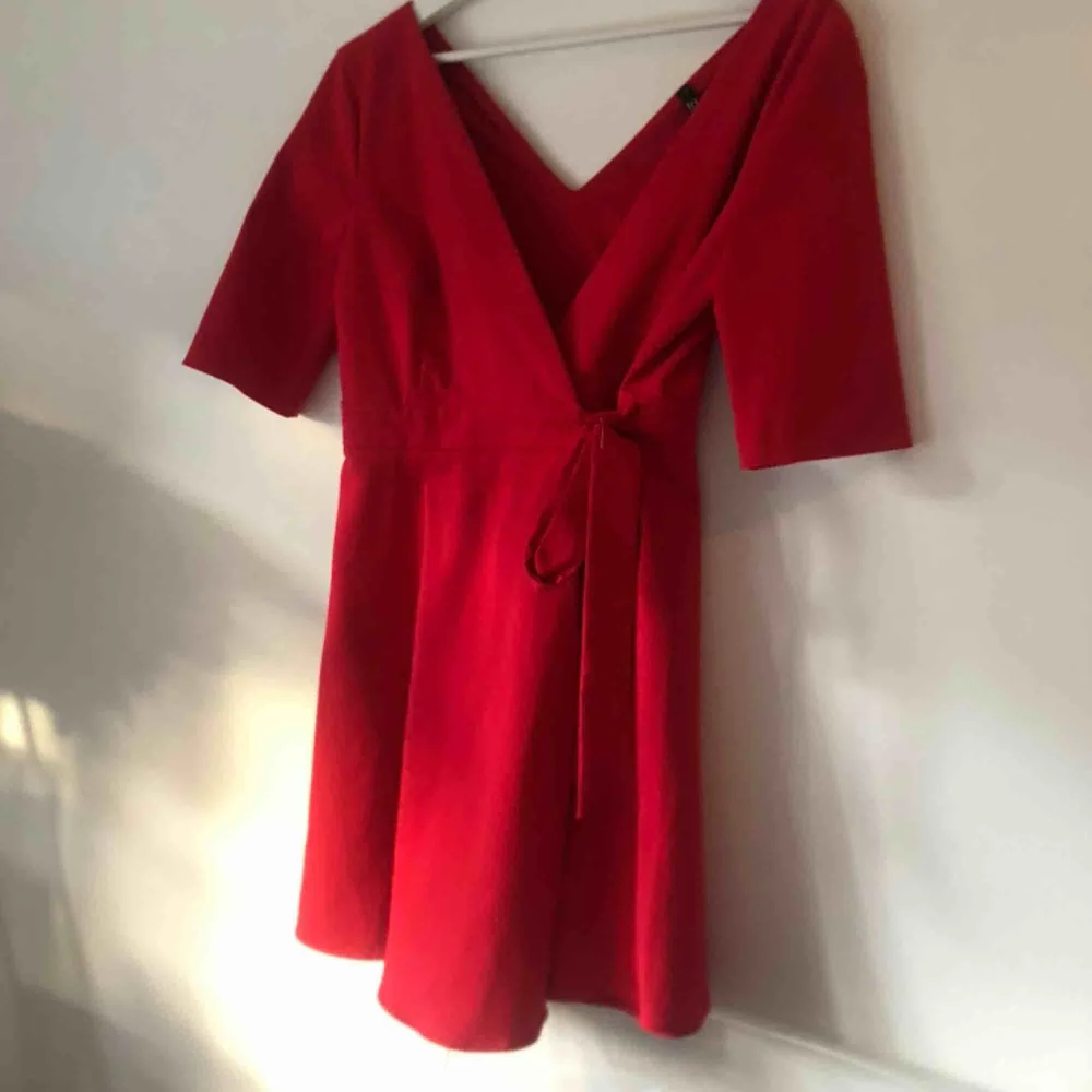 En super fin röd klänning från Zara. Man knyter klänningen beroende på hur tajt och hur urringningen ska vara. I storlek M skulle säga att den är S-M. Hör av er vid intresse. Priset går att diskutera💗. Klänningar.