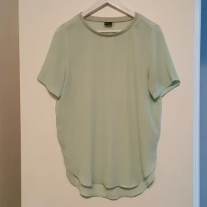 Mintgrön t-shirt polyester  - Tunn Mint grön t-shirt. 