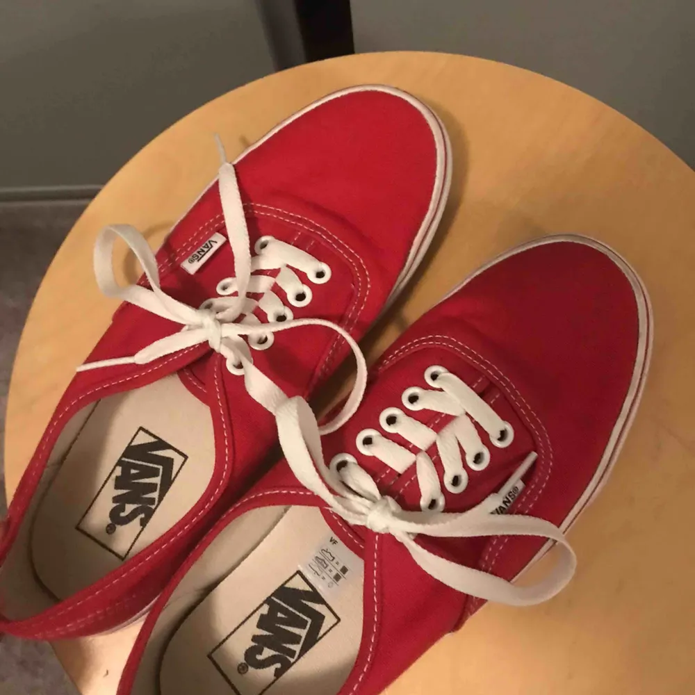 Röda slip on vans! Använda 1 gång.  Storlek 38.5🎈💯❌ . Skor.