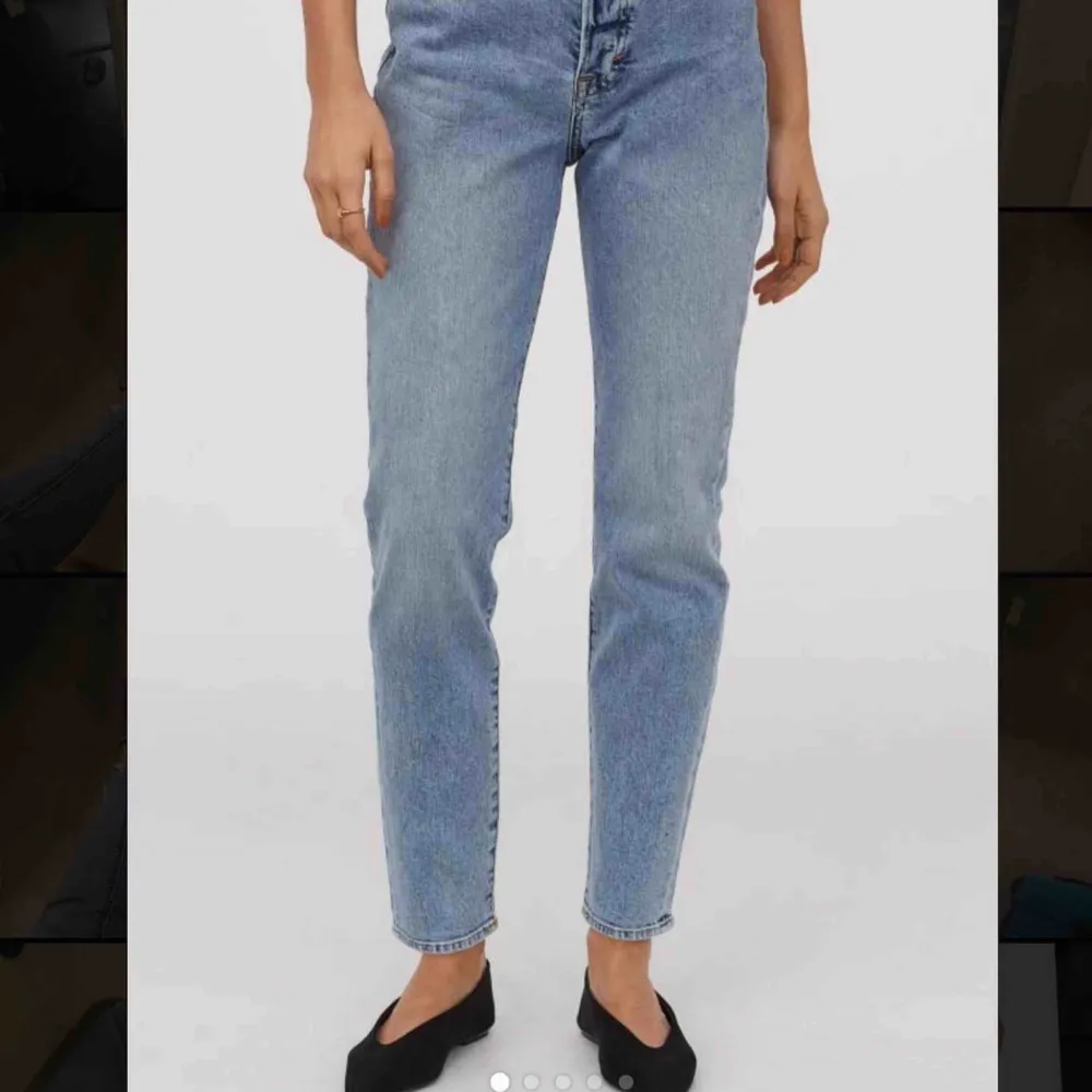 Dom populära slutsålda slim mom jeansen från H&M ⚡️⚡️⚡️ Storlek 34 och högmidjade, snygga som fan men tyvärr för stora för mig 🥺 Prislapp kvar. Jeans & Byxor.