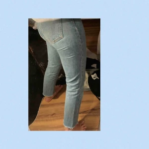 - Säljer mina favoritjeans från Monki i modellen kimono, straight fit då de blivit försmå. De är highwaist och raka i modellen beroende på vilken passform man söker. En av byxhällorna har lossnat på ena änden. Frakt tillkommer 📦 priset kan diskuteras ♻️