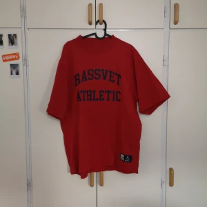  - En Rassvet x Russell Athletic t-shirt som tyvärr är lite för stor för mig då den är lite oversized. Fel fri och bara provad. Priset kan diskuteras :) 
