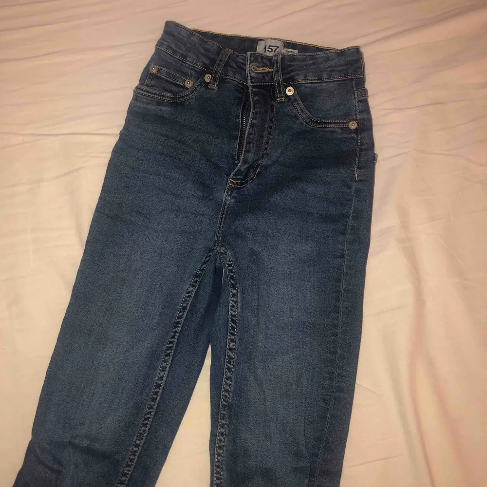 Ett par blåa högmidjade jeans ifrån lager 157. Rekommenderar stark för er som är lite mindre och har svårt att hitta jeans som passar! Bara använda ett fåtal gånger! frakt 10kr🥰. Jeans & Byxor.