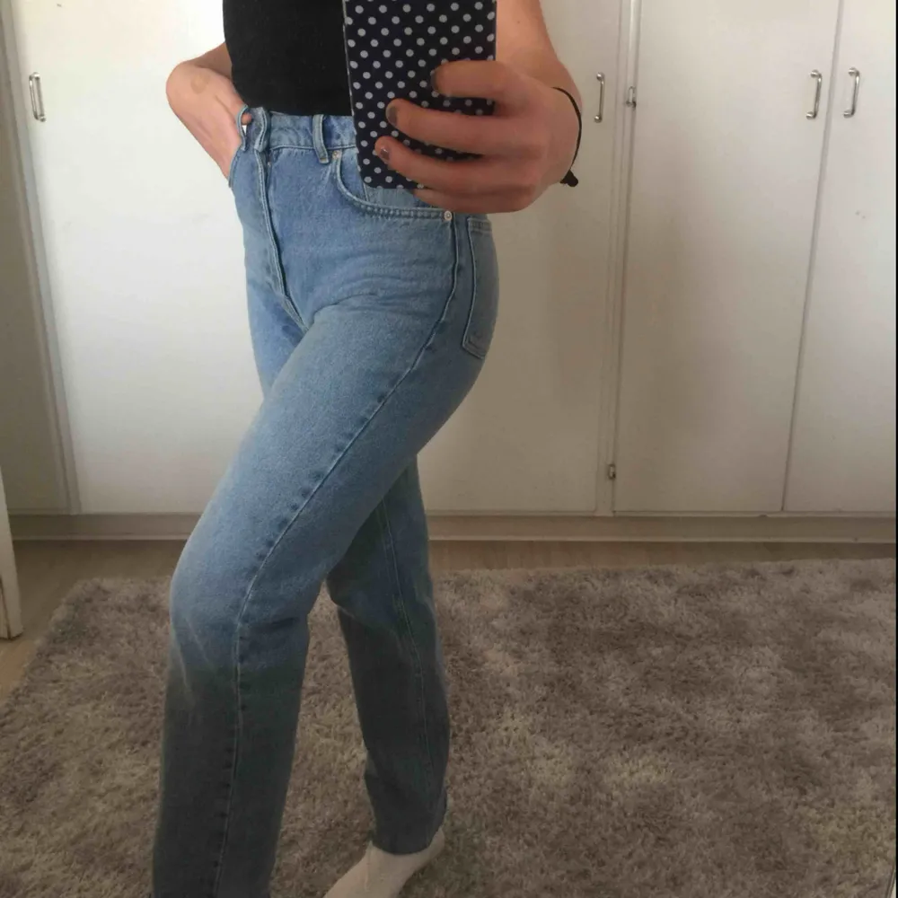 Säljer mina ursnygga jeans från NA-KD! Högmidjade och modellen ”straight” i benen. Använda två gånger, säljer då jag har precis samma modell men annan färg! Nypris 499kr!Passar mig som är 1,65 cm och sitter som en vanlig 34! . Jeans & Byxor.