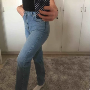  - Säljer mina ursnygga jeans från NA-KD! Högmidjade och modellen ”straight” i benen. Använda två gånger, säljer då jag har precis samma modell men annan färg! Nypris 499kr!Passar mig som är 1,65 cm och sitter som en vanlig 34! 