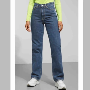  - Säljer ett par marinblå byxor i modellen ”row” från weekday Använda 6-7 ggr och är fortfarande i bra skick. Tar endast swish🥰🥰