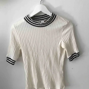  - Ribbad gräddvit tisha med marinblå ränder! Köpte den när jag skulle på dejt och var missnöjd med min outfit. Dejten gick skit så jag använde den inte mer efter det. Sorgligt nog då den är så söt!!  Köparen står för frakten 👑