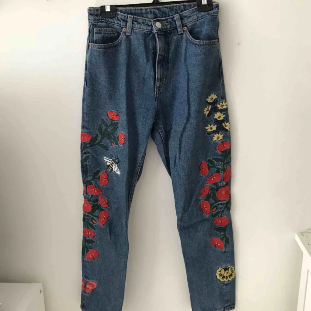 Blommiga jeans från Monkis modell Kimomo! Väldigt sparsamt använda. Toppen fina på kyligare sommardagar!  Köparen står för frakten ☘️. Jeans & Byxor.