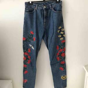 Blommiga jeans från Monkis modell Kimomo! Väldigt sparsamt använda. Toppen fina på kyligare sommardagar!  Köparen står för frakten ☘️