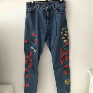  - Blommiga jeans från Monkis modell Kimomo! Väldigt sparsamt använda. Toppen fina på kyligare sommardagar!  Köparen står för frakten ☘️