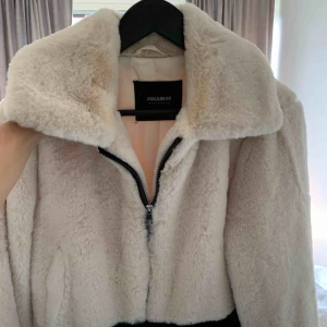  - Aldrig använd. Köpt på pull & bear i London, i höstas. jätte varm och gosig!  Köpare står för frakt :) 