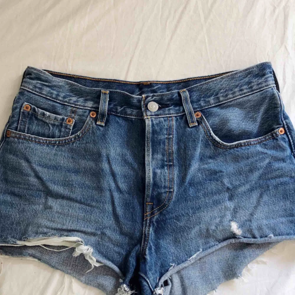 Säljer ytligare ett par av de populära Levi’s 501 shortsen fast i en mörkare tvätt🌾 Köparen står för frakt. Shorts.