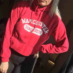  - En röd hoodie med vitt tryck. Inte alls sliten då den är använd ca 2 ggr. Frakt tillkommer på 59kr. Pris kan diskuteras vid snabb affär. 🌸