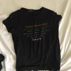  - En snygg T-shirt köpt i Spanien för 200kr säljer för jag bara inte använt den! Köparen står för frakten! 