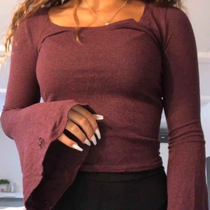  - En vinröd tröja men ett litet hål i armen. Där av de billiga priset. Ordinarie pris 299kr🥰