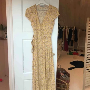  - Klänning från &other stories inköpt sommar 2019. Jättefin använd 3 ggr 