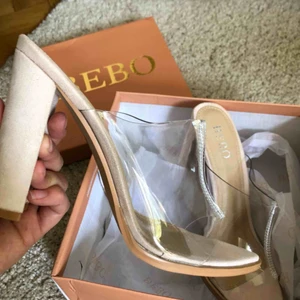  - Helt nya oanvända see trough skor med sammets klack, svin snygga 🤙🏽🤙🏽 hahah mitt finger?¿