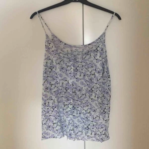  - Söt blommig topp 🌸🌸🌸 Passar storlek S/M. Snyggt som det är eller över en tischa 👌 Har själv kortat axelbanden bak på toppen, men syns knappt, se bild 3.  📬 Frakt 42 kr.