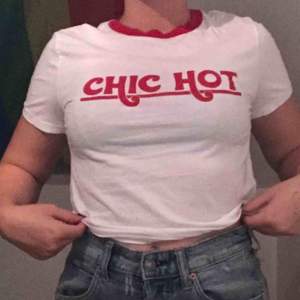 Vit & röd t-shirt med ”chic hot” tryck på. Använt få ggr, priset kan diskuteras 