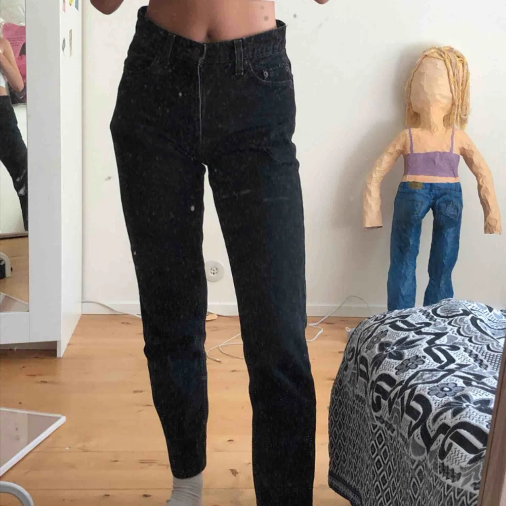 Svarta mom jeans från levis. Jeans & Byxor.
