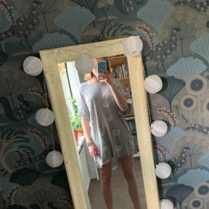  - Söt katt klänning/oversized tshirt från Stradivarius! Passar mig bra som har storlek XS/S. Frakt inräknat i priset, tar endast swish. Bara att skicka en fråga om du undrar något! 