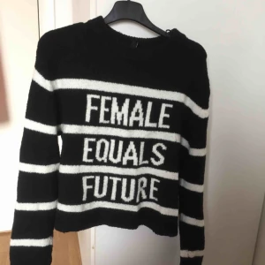  - Jätteskön och stretchig tröja (därav storleksvariationen), som är perfekt till hösten. 🍂 Varm och skön är den! Verkligen älskar denna, men är inte min stil längre. Köparen står för frakt, men kan även mötas upp i Stockholm/Uppsala eller Dalarna. ✨