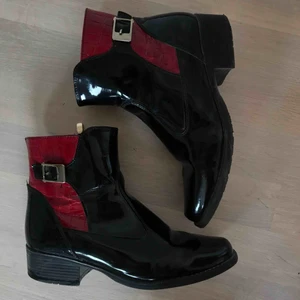  - Snygga boots köpa ifrån en vintage butik. Storlek 38 men passar mig med strl 39