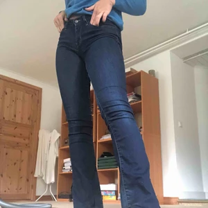  - Ett par mörkblå bootcut jeans från Levis, jag har själv gjort slitsen där nere. De är också lite slitna mellan låren, som ni kan se på bild tre. Köptes för ca 1000kr.