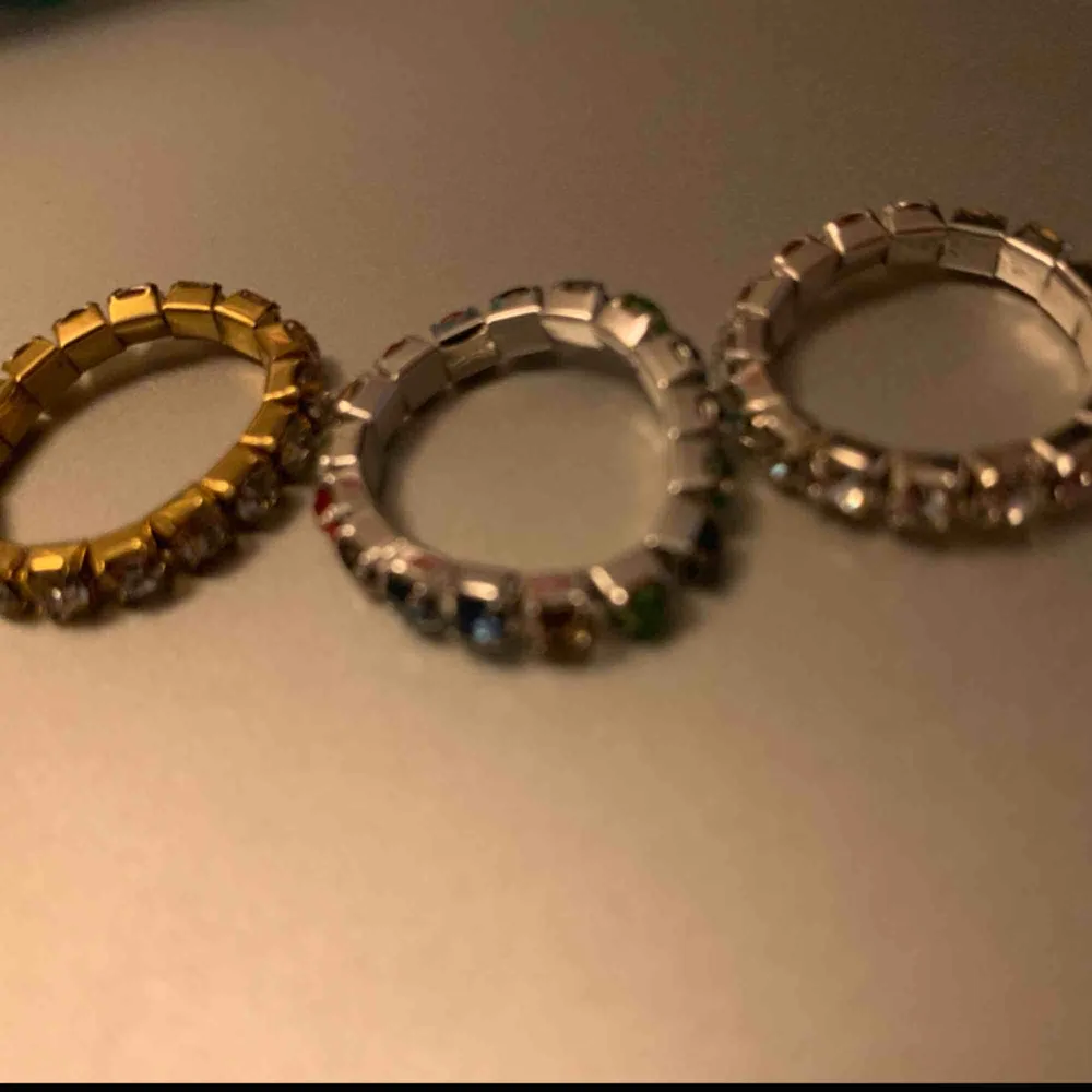 Säljer dessa fina ringar. En i regnbågens alla färger. En med silverstenar och silver i metallen. En med silverstenar och guld i metallen. De är elastiska vilket gör att storleken är mellan s-l. 25kr/st eller alla för 50kr🥰Silver slut!. Accessoarer.