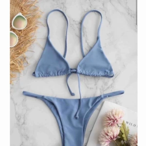  - Prövad med trosor en gång men alledeles för liten, den är M men passar XS/S. Jag har C cupa och den är för liten på sidorna och även i mitten. Men den är sååå fin och bra material så är ni mindre i brösten så är denna perfekt💜 Frakten ingår! 