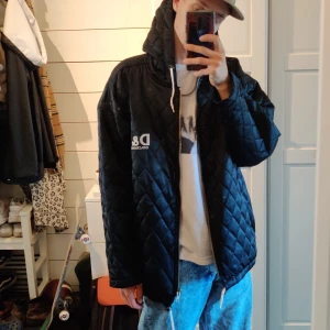  - Vintage bootleg d&g jacka. Köpt från Ricks retro.  Stor i storleken L 