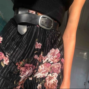  - Säljer dessa snygga tygbyxor i veckat tunt tyg. Super sköna och stretchiga, dessutom bra skick! Skärp ingår ej. 