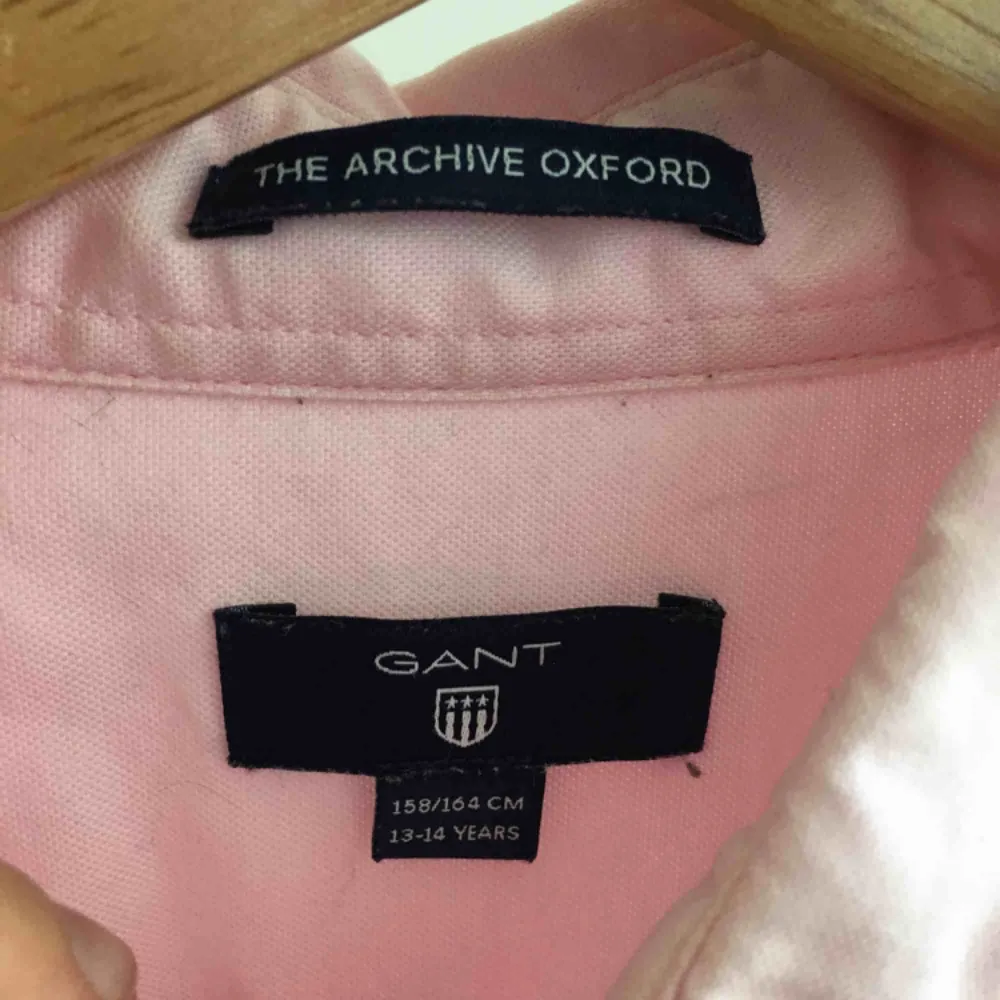 En jättefin rosa gant skjorta jr storlek 158-164. Den är använd men i väldigt fint skick, inga defekter. Behöver bara strykas en vända. Säljs då det blivit för litet. Skjortor.
