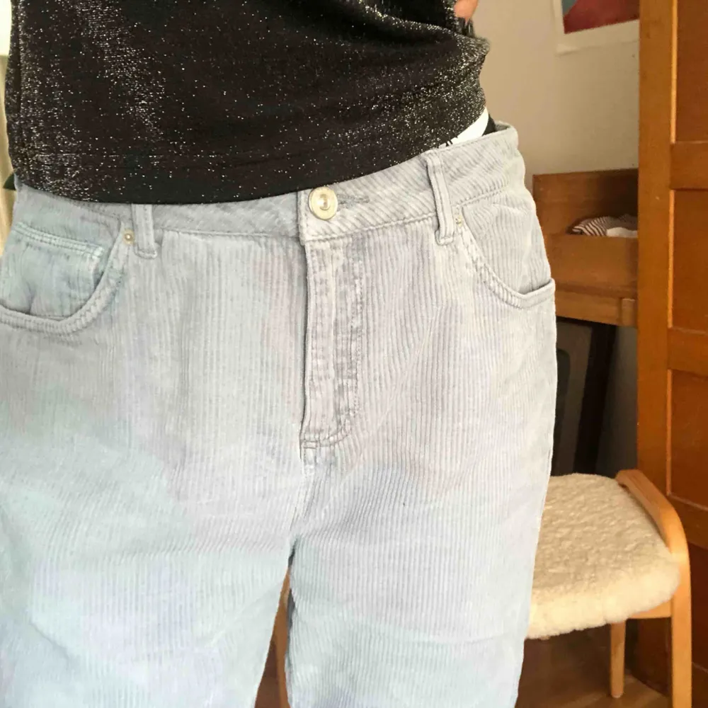Mom jeans från urban outfitters - köparen står för frakten men möts gärna i Malmö trakten . Jeans & Byxor.