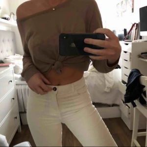  - Manchester byxor i fint skick i vit/beige färg, så snygga verkligen och passar till allt! 🤟🏼Från hm! 👏🏻🥰⚡️⭐️