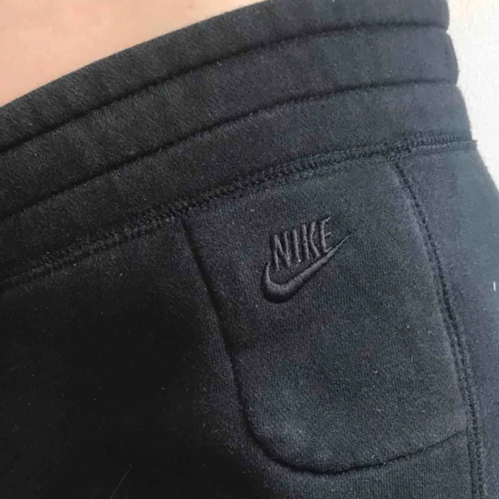 Mjukisbyxor från Nike med knytning. Jeans & Byxor.