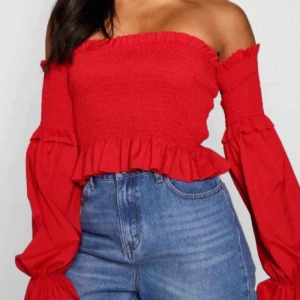  - En röd topp från Boohoo i storlek M/40. Den är aldrig använt och har fortfarande prislappen på.