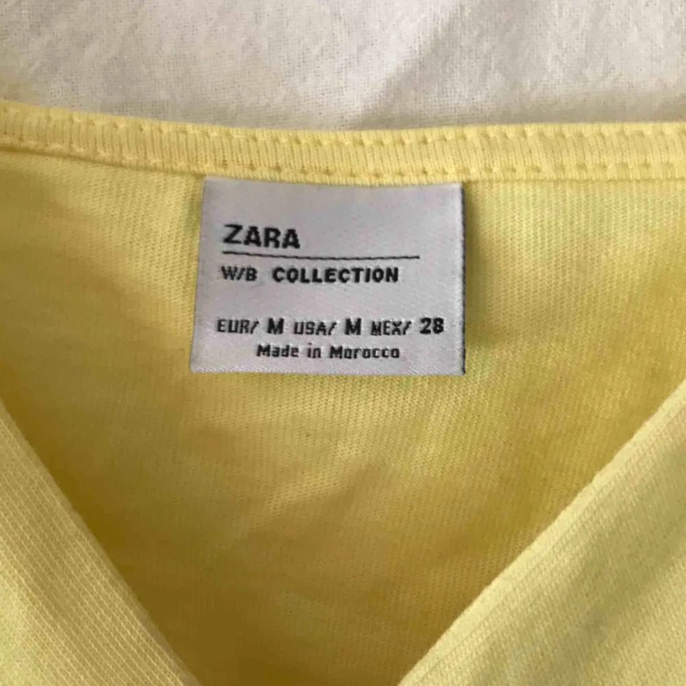 Superfint somrigt linne från Zara i strl M. Fint skick, inte särskilt använt. Mjukt stretchiga tyg över bysten och lite stelare tyg undertill som går ut lite. Supersnyggt när man blir lite brun🤩. Toppar.