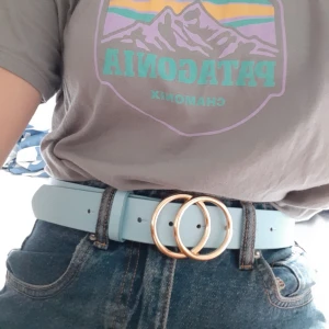  - Jättefint skärp från gina tricot. Nyskick, inga slitningar. Säljer då jag fick denna i present men redan hade ett likadant. Jag bjuder på frakten. Pris kan diskuteras och vid flera intresserade sker budgivning. Skriv för flera bilder. 