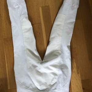 Ridbyxor vita Helskodda Använt fåtal gånger  Tvättas innan köp Finns en liten fläck på vänstra knät, men syns knappt 
