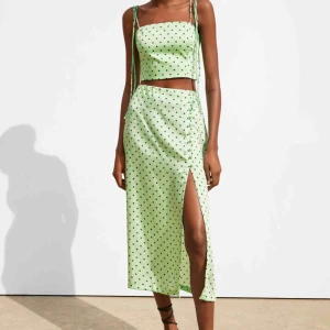  - Grön trendig kjol från Zara, endast testad. Kan skickas mot fraktkostnad 