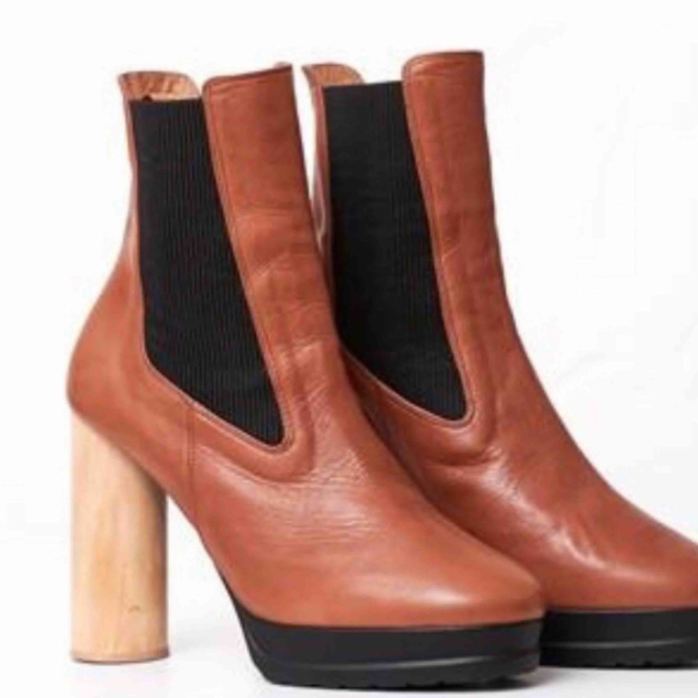 Rodebjer läderboots med träklack, aldrig använda. Nypris 2400 kr. Kan skickas, då står köparen för frakt 🌸. Skor.