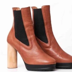  - Rodebjer läderboots med träklack, aldrig använda. Nypris 2400 kr. Kan skickas, då står köparen för frakt 🌸