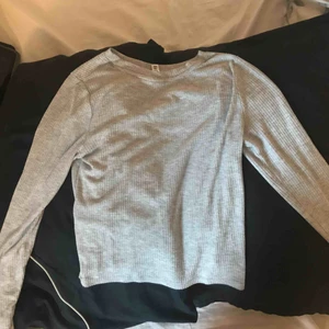  - Säljer denna långärmade tröja som går precis till naveln och sitter lite tajtare. Möts upp i Linköping annars står köparen för frakten Frakt 50kr