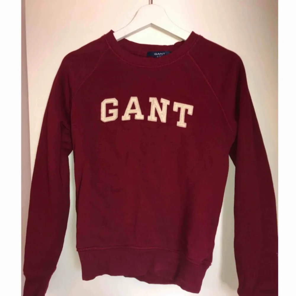 Så snygg vinröd tröja med vit text ifrån Gant. Använd 1 gång så i nyskick.. Tröjor & Koftor.