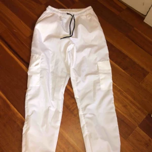  - Säljer cargo byxor från Boohoo, storlek 8 vilket motsvarar 36-38 men dom är ganska stora i storleken. Prislappen är kvar och endast testade. Säljer pga fel storlek Köparen står för frakten 😊