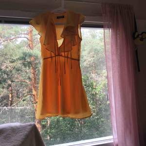 Gul klänning från Asos.  Har aldrig haft på mig den.  Säljer den endast för att den sitter för hårt kring brösten. 